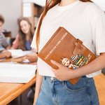 Couverture de Livre en Cuir PU A5 Personnalisée avec Personnage de Lecture Dessin Animé et Nom Cadeau Anniversaire pour la Famille