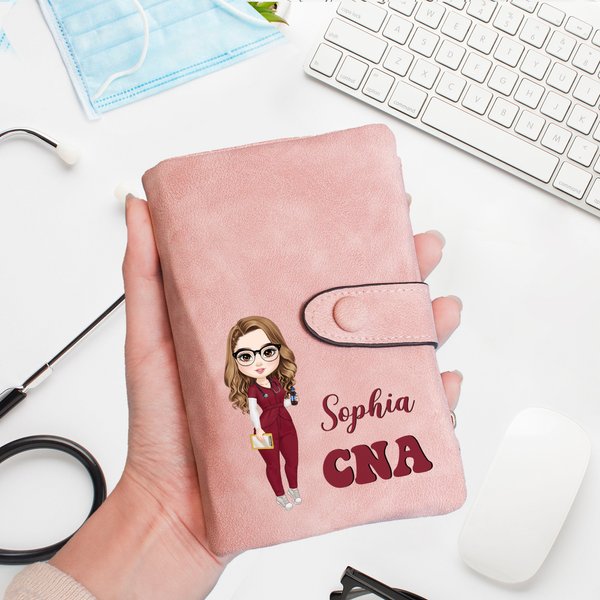 Personalizado Cartoon Character Tri-Fold PU Leather Wallet con Nombre y Ocupación Graduación Apreciación Regalo para Enfermera Médico Estudiante