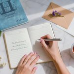 Personifierad Gud säger att du är Bibelblomma A5 Läder Resejournal Anteckningsbok med namn och initialer Födelsedag Inspirerande present till flicka Familj