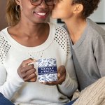 Personlig Toile De Jouy 11 oz keramisk kaffemugg med barnets namn titel och text födelsedag årsdag present till mamma mormor