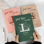 Personifierad Gud säger att du är Bibelblomma A5 Läder Resejournal Anteckningsbok med namn och initialer Födelsedag Inspirerande present till flicka Familj