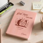 Personifierad Gud säger att du är Bibelblomma A5 Läder Resejournal Anteckningsbok med namn och initialer Födelsedag Inspirerande present till flicka Familj