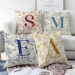 Housse de Coussin Personnalisée avec Motif Toile de Jouy Fleuri Initiale et Nom Décoration Maison Cadeau d’Anniversaire Noël pour Femme