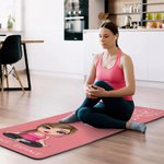 Personlig tecknad yogafigur Födelseblomma Yogamatta med namn och text Sporttillbehör Födelsedagspresent för kvinnor som älskar yoga