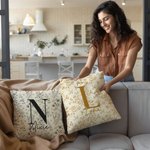 Housse de Coussin Personnalisée avec Motif Toile de Jouy Fleuri Initiale et Nom Décoration Maison Cadeau d’Anniversaire Noël pour Femme
