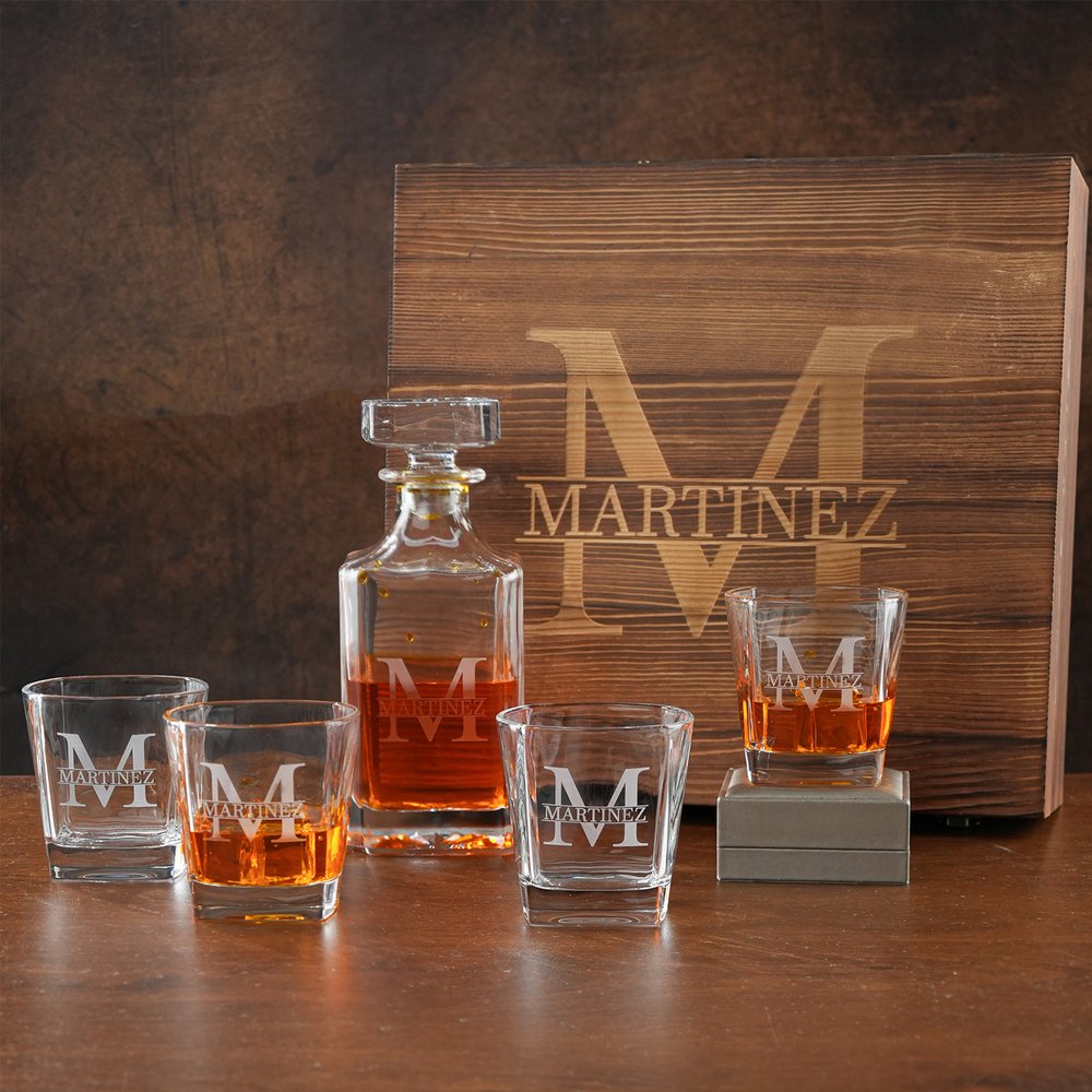 Henkilökohtainen kaiverrettu Initials Whiskey Dekanteri tekstillä Bar Accessory Syntymäpäivälahja viskin ystäville 1