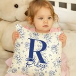 Housse de Coussin Personnalisée avec Motif Toile de Jouy Fleuri Initiale et Nom Décoration Maison Cadeau d’Anniversaire Noël pour Femme