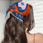 Foulard Carré en Satin Personnalisé avec Motif Art Océan Multicolore Baleine Méduse et Nom Accessoire de Voyage Fête Cadeau pour Femme