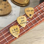 Spersonalizowany drewniany pojemnik na kostki gitarowe z 3 kostkami Prezent urodzinowy dla miłośników muzyki i gitarzystów