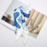 Foulard Carré en Satin Personnalisé avec Motif Art Océan Multicolore Baleine Méduse et Nom Accessoire de Voyage Fête Cadeau pour Femme