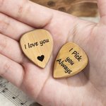 Spersonalizowany drewniany pojemnik na kostki gitarowe z 3 kostkami Prezent urodzinowy dla miłośników muzyki i gitarzystów