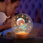 Personlig LED nattlampa med söta astronautdjur stjärnor och planeter träbas och namn perfekt present till barnrum födelsedag eller högtider