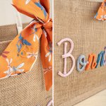 Borsa tote in iuta con nome ricamato e nastro Matrimonio, doccia nuziale, regalo di compleanno per le damigelle d'onore.