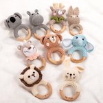 Sonaglio in legno personalizzato con nome inciso e animale all’uncinetto anello da dentizione regalo di baby shower o compleanno per neonati