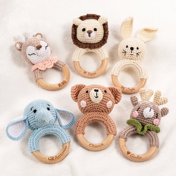 Sonaglio in legno personalizzato con nome inciso e animale all’uncinetto anello da dentizione regalo di baby shower o compleanno per neonati