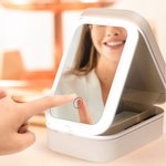 Boîte à bijoux personnalisée en cuir PU avec miroir LED trois couleurs ajustable et texte Nom Date Voyage Cadeau d'anniversaire essentiel pour les femmes