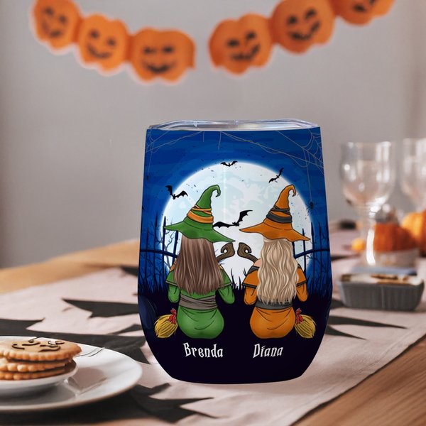 Vaso de vino aislado personalizado con nombres Side by Side or Miles Apart Cartoon Witches 12 oz Halloween Gift for Sisters Besties