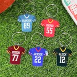 Personalisierte Multicolor Fußball Trikot Acryl Schlüsselanhänger Rucksack Tag mit Namen und Nummer Spiel Tag Geburtstagsgeschenk für Fußball-Sport-Liebhaber