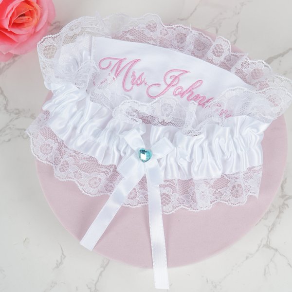 Giarrettiera da sposa personalizzata con testo ricamato e fiocco in pizzo, con ciondolo a forma di cuore, regalo di nozze per la sposa.