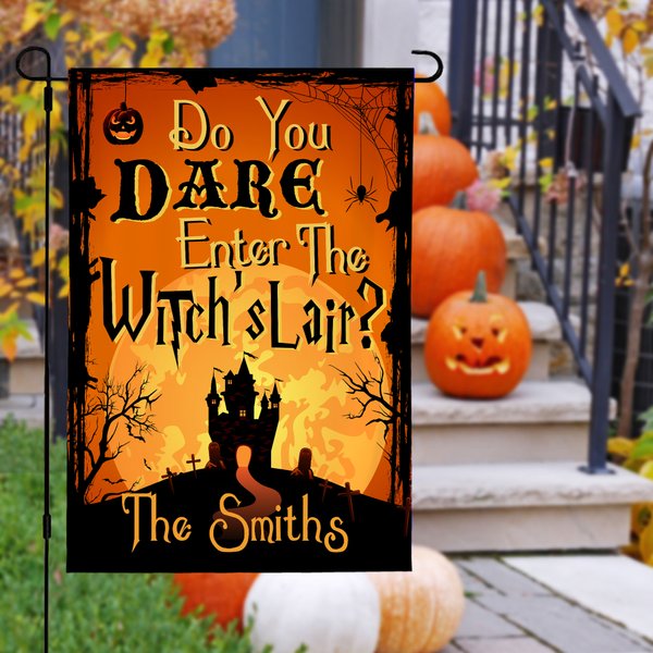 Bandera de jardín personalizada con el tema de Halloween Guarida de la bruja con el texto Yard Porch Outdoor Decor Halloween Gift for Family Friend