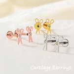 Personalizado Tiny Tijeras Cartilage / Stud Pendientes con piedra de nacimiento Ear Piercing Joyería Regalo de Aniversario para Estilista Peluquería Amantes Lesbiana
