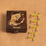 Juego de caja de madera y 2 señuelos de pesca metálicos biónicos personalizados con texto grabado regalo de cumpleaños para pescador papá o esposo