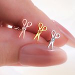 Personalizado Tiny Tijeras Cartilage / Stud Pendientes con piedra de nacimiento Ear Piercing Joyería Regalo de Aniversario para Estilista Peluquería Amantes Lesbiana