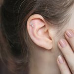Personalizado Tiny Tijeras Cartilage / Stud Pendientes con piedra de nacimiento Ear Piercing Joyería Regalo de Aniversario para Estilista Peluquería Amantes Lesbiana