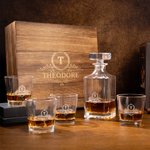Henkilökohtainen Initial Wreath Whiskey Decanter kaiverrettu nimi ja päivämäärä Syntymäpäivä Vuosipäivä Joululahja baarimikot Alkoholin ystäville