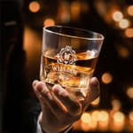 Henkilökohtainen Initial Wreath Whiskey Decanter kaiverrettu nimi ja päivämäärä Syntymäpäivä Vuosipäivä Joululahja baarimikot Alkoholin ystäville