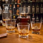 Henkilökohtainen Initial Wreath Whiskey Decanter kaiverrettu nimi ja päivämäärä Syntymäpäivä Vuosipäivä Joululahja baarimikot Alkoholin ystäville