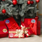 Spersonalizowana postać z kreskówki Santa Hat Inicjał Wodoodporne naklejki z imieniem Świąteczny wystrój Ulubione przyjęcia dla rodziny i dzieci