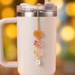 Personalizado otoño hoja de arce brillo acrílico Tumbler Charm con la letra paja Accesorios para Stanley Tumbler Cumpleaños Aniversario Regalo para Amigo