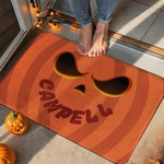 Personlig, rolig, halkfri dörrmatta med pumpaansikte och namn Heminredning Halloween-present till familj och vänner