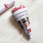 Spersonalizowana gazeta ukończenia szkoły z imieniem i zdjęciem dla bukietu kwiatów Prezent ukończenia szkoły dla absolwentów szkół średnich