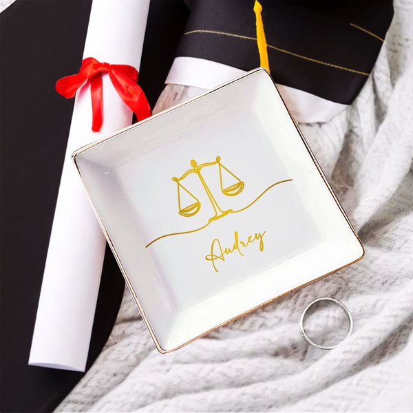 Plat à bijoux personnalisé en céramique "Balance de la justice" avec nom Cadeau d'anniversaire et de fin d'études pour les avocats diplômés de l'école de droit