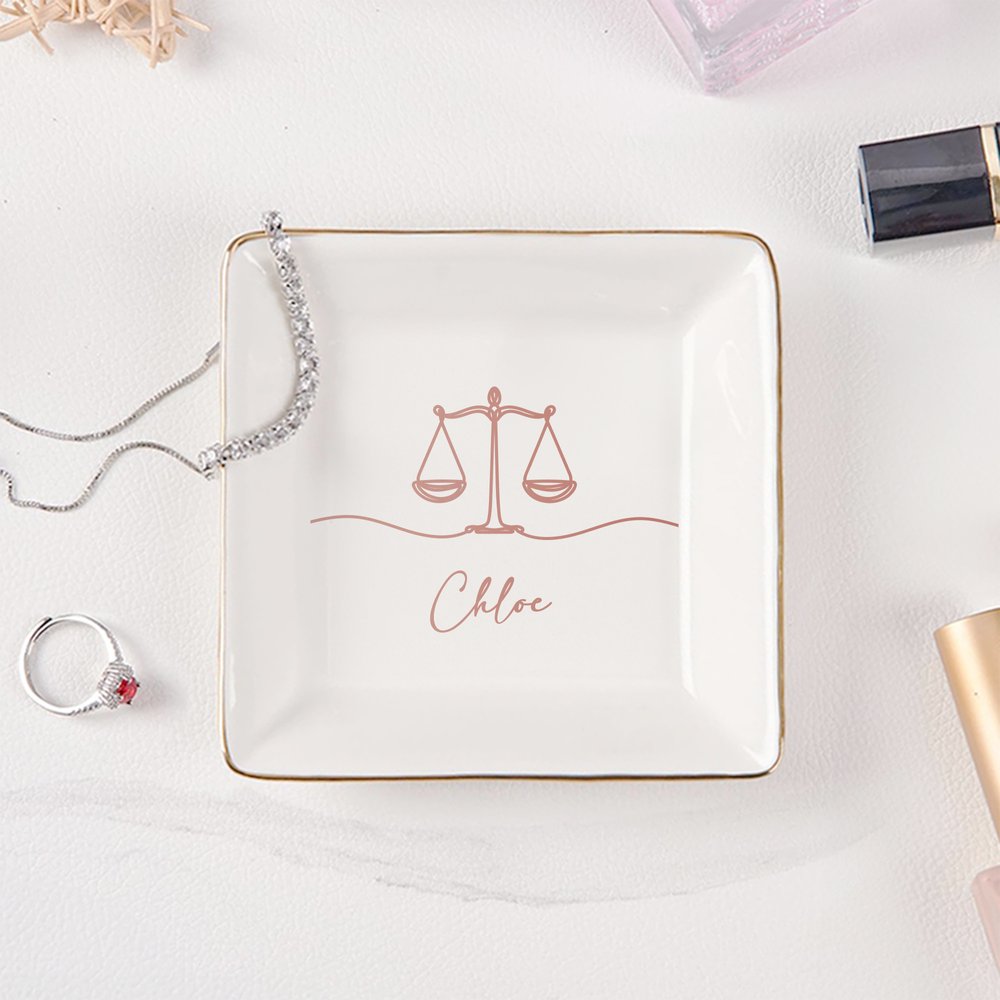 Plat à bijoux personnalisé en céramique "Balance de la justice" avec nom Cadeau d'anniversaire et de fin d'études pour les avocats diplômés de l'école de droit 2