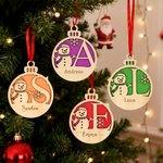 Personalisiertes Schneemann-Initiale Ornament aus Holz mit Schneeflocke Namen und Ripsband Weihnachtsbaumanhänger Weihnachtsgeschenk für Familie