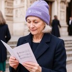 Bonnet en Tricot Doux Personnalisé avec Nom et Fleur de Naissance Brodé Accessoire Quotidien Cadeau d'Anniversaire pour Femmes Hommes