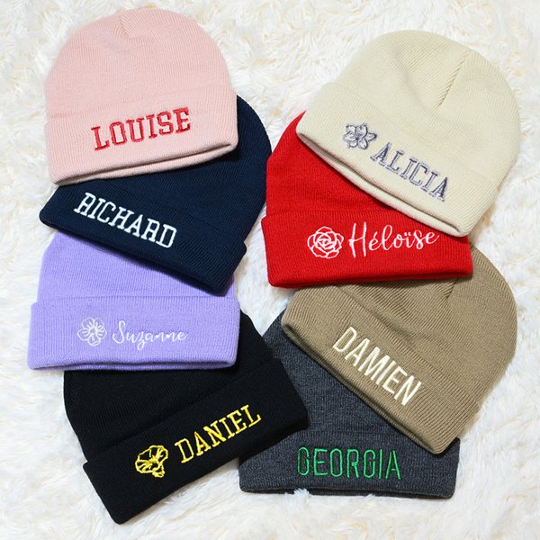 Personlig födelsedagsblomma Mjuk stickad mössa med broderat namn Dagliga tillbehör Födelsedagspresent för kvinnor män