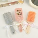 Spazzola personalizzata con bouquet di fiori di nascita iniziale e personaggio con manico lungo e nastro regalo per donne