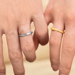 Personlig Mobius Strip Twisted Band Ring med graverat namn Smyckesring för dagligt bruk Födelsedag Julklapp för par Nygifta