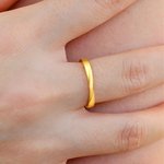 Personlig Mobius Strip Twisted Band Ring med graverat namn Smyckesring för dagligt bruk Födelsedag Julklapp för par Nygifta