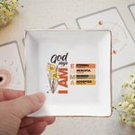 Personalizzato Dio dice Versetto Biblico Nascita Fiore Quadrato Ceramica Trinket Gioielli Piatto con Nome Battesimo Compleanno Regalo di Natale per Donne Cristiane