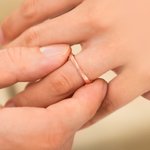 Personlig Mobius Strip Twisted Band Ring med graverat namn Smyckesring för dagligt bruk Födelsedag Julklapp för par Nygifta