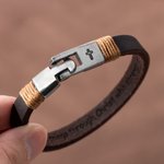 Croce d'epoca personalizzata Bracciale in vera pelle con testo inciso Gioielli religiosi Battesimo Regalo di compleanno per uomini cristiani