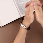 Croce d'epoca personalizzata Bracciale in vera pelle con testo inciso Gioielli religiosi Battesimo Regalo di compleanno per uomini cristiani