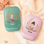 Personalisierte Cartoon Girl Flying Birth Flower PU Leder Schmuckkästchen mit Namen und einstellbaren Drei-Farben-LED-Spiegel Geburtstag Weihnachten Geschenk für Frauen