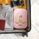 Personalisierte Cartoon Girl Flying Birth Flower PU Leder Schmuckkästchen mit Namen und einstellbaren Drei-Farben-LED-Spiegel Geburtstag Weihnachten Geschenk für Frauen