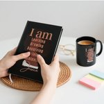 Spersonalizowany kubek ceramiczny z imieniem i nazwiskiem I Am Unstoppable Black Woman Journal Notebook Codzienne użytkowanie Motywacyjny prezent urodzinowy dla kobiet